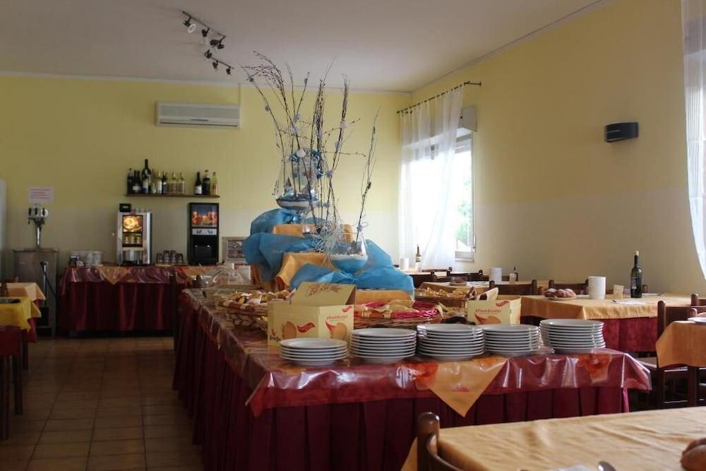 Hotel Bergamo Римини Экстерьер фото