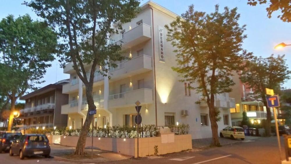 Hotel Bergamo Римини Экстерьер фото