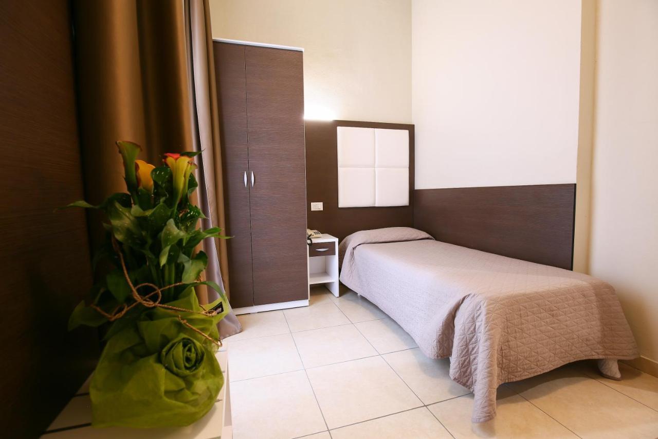 Hotel Bergamo Римини Экстерьер фото
