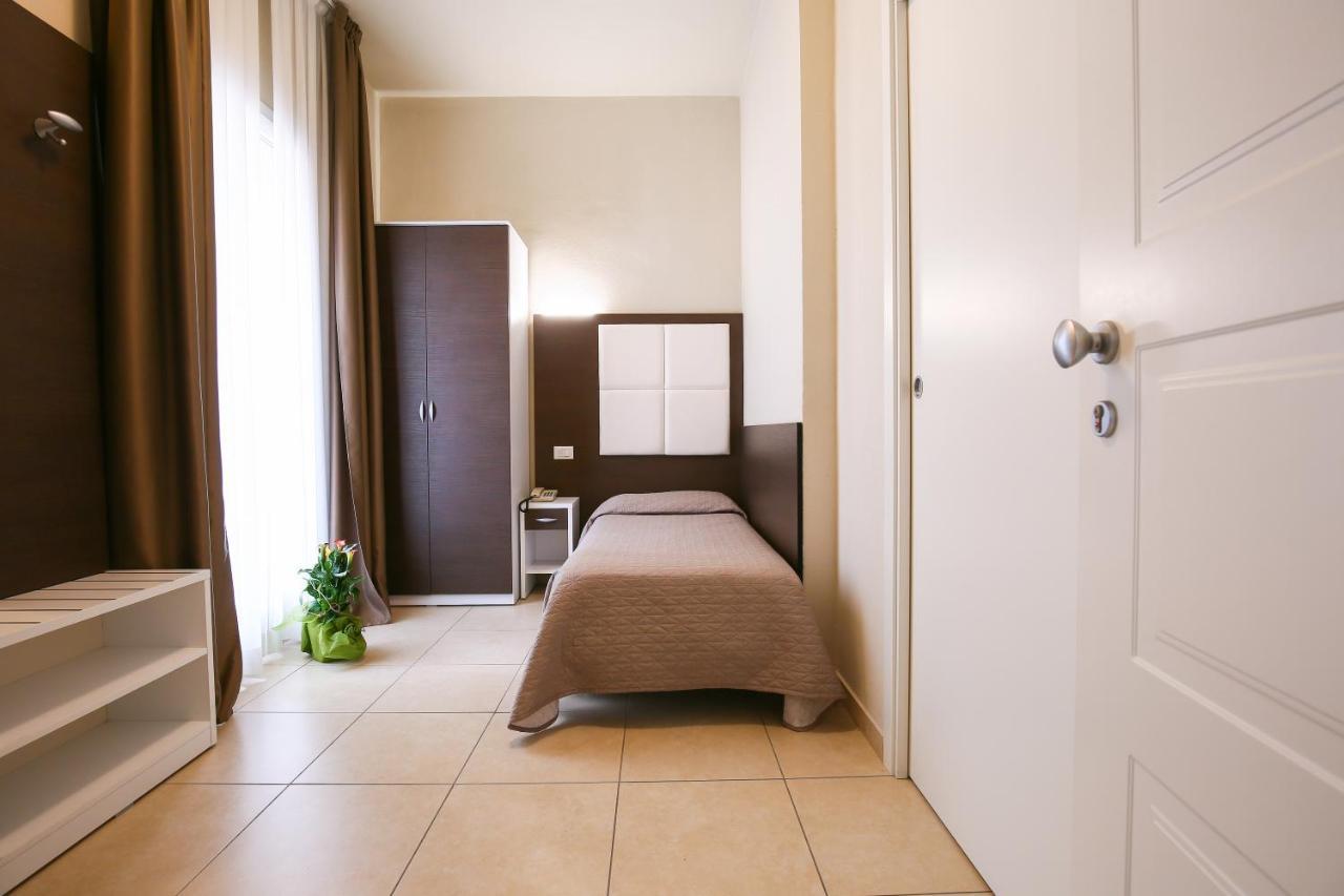 Hotel Bergamo Римини Экстерьер фото