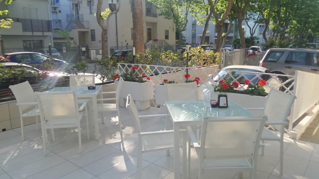 Hotel Bergamo Римини Экстерьер фото