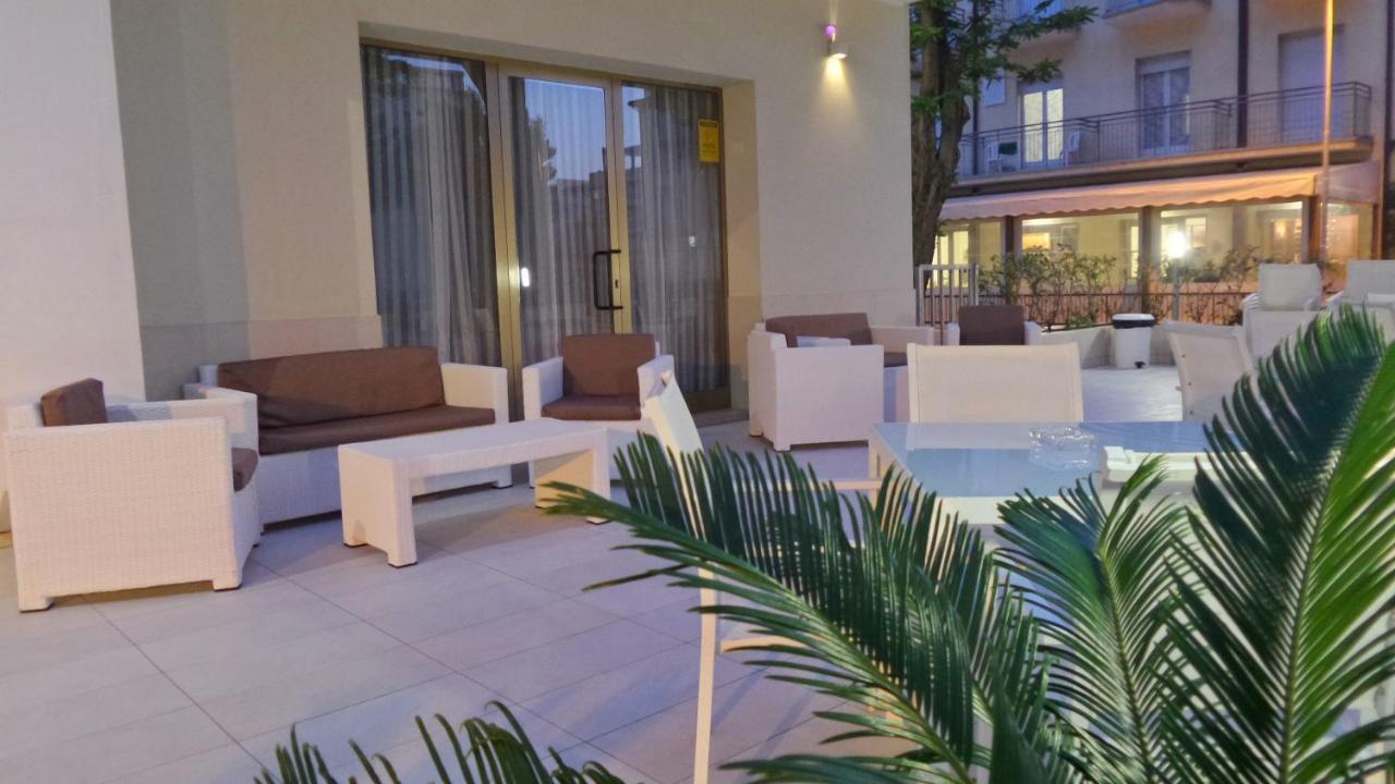 Hotel Bergamo Римини Экстерьер фото